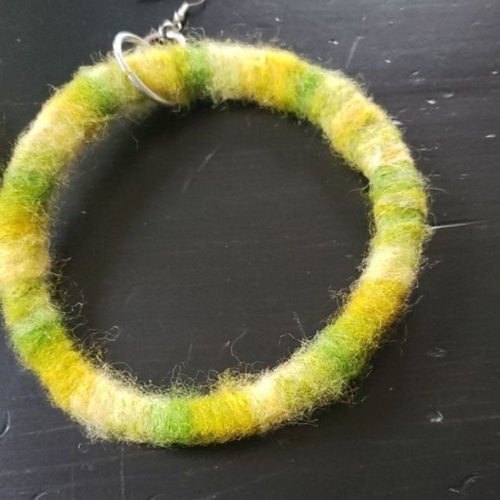 Vintage 70s Yellow Yarn Boho Hoop Earrings - Picture 4 of 8
